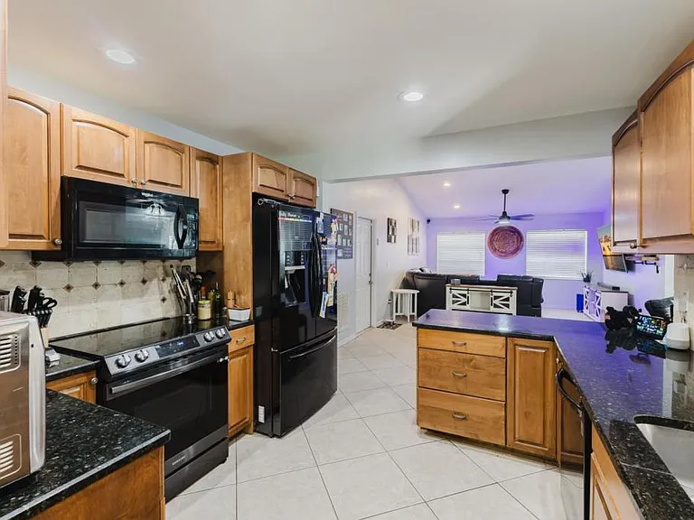 2103 SE 8th Ave — Photo 39