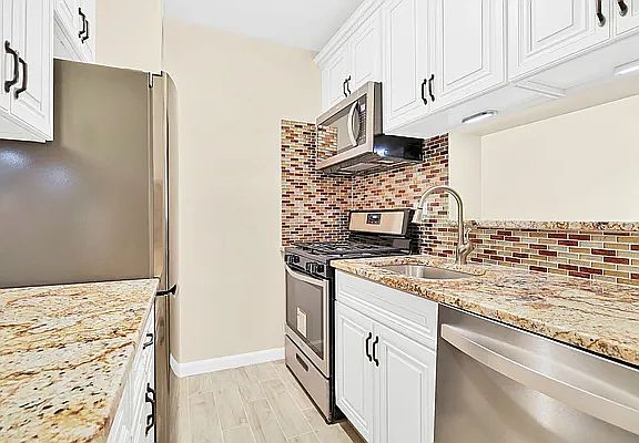 3rd image of 30 W 60th St APT 11B