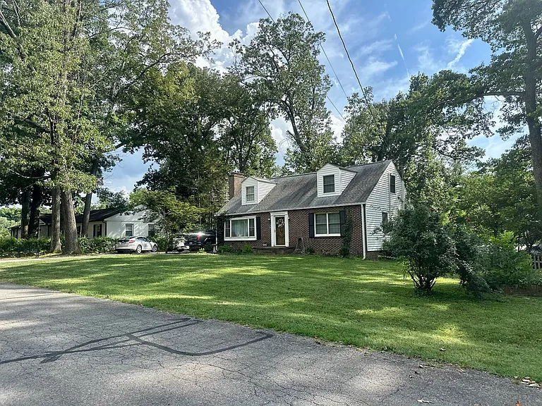 510 Fairlawn Cir — Photo 3
