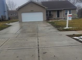 996 Hawthorne Dr, Crystal Lake, IL 60014