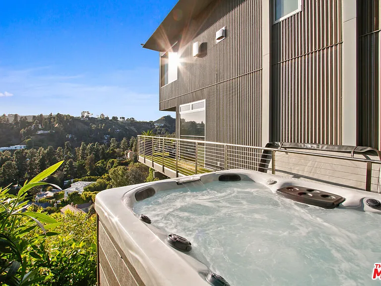 9416 Beverly Crest Dr — Photo 4