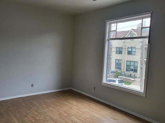 4th image of 915 E Brady St