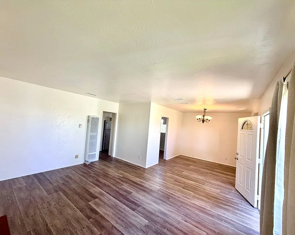 4 bed, 2.0 bath, 1274 sqft, $4,700 — Photo 4