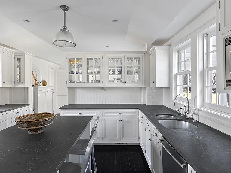 33 Christopher St — Photo 11