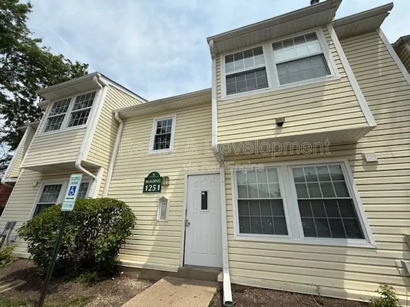 1251 Wyndham Dr APT 104, Palatine, IL 60074
