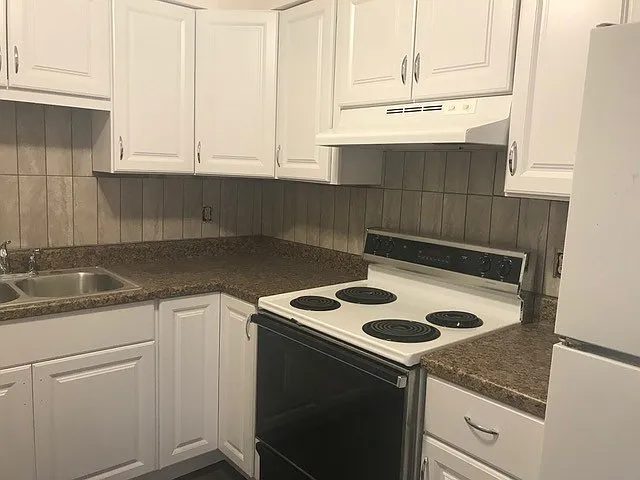 1732 Cambridge Dr — Photo 3