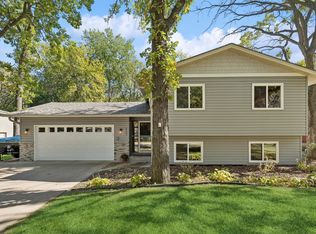 8265 Pleasant View Dr, Mounds View, MN 55112