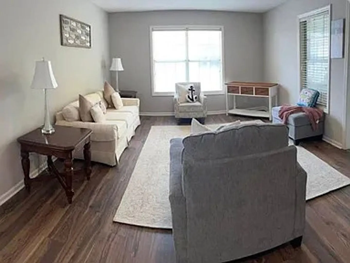 Fully Furnished 1 bed/ 1 bath Island Square Condo — Photo 4
