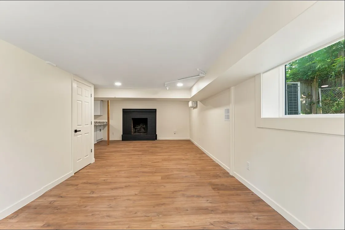 3 bed, 1200 sqft, $2,400 — Photo 3