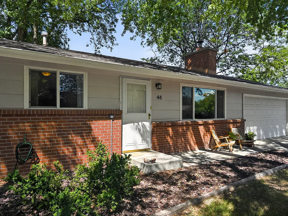 44 University Dr