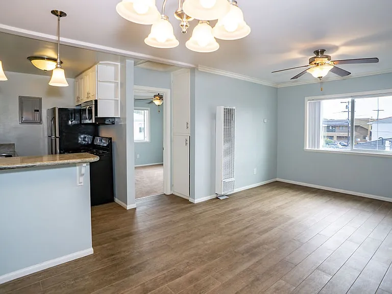 855 Emerald St #B — Photo 3