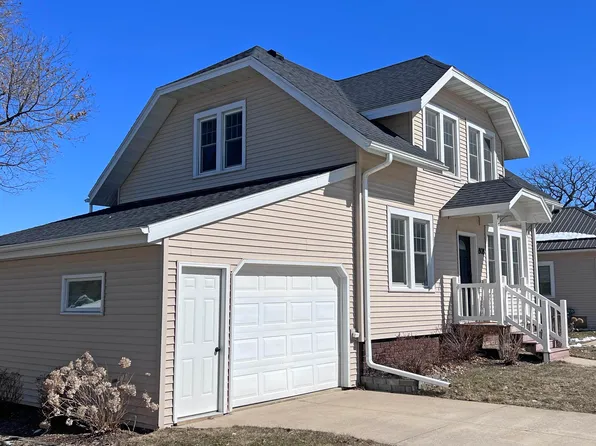 808 Carter St NW, Elkader, IA 52043
