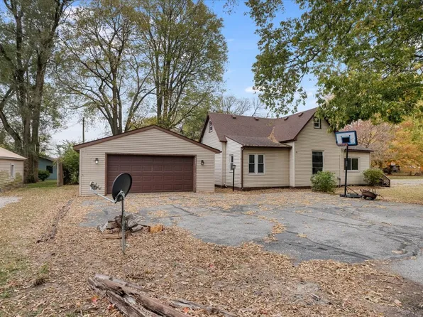 819 E Center St, Monticello, IL 61856