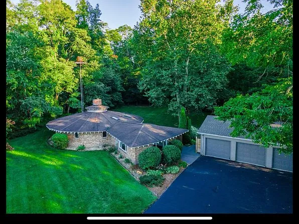 7616 Lake Rd, Berrien Center, MI 49102