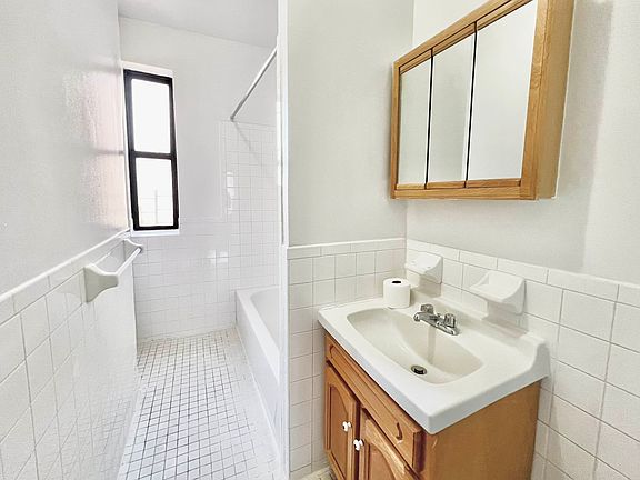 4th image of 402 E 162nd St APT 1S