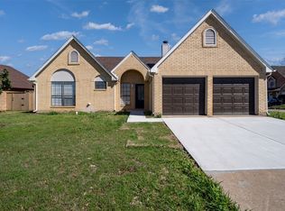6111 Maple Leaf Dr, Arlington, TX 76017