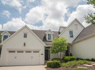 6039 S National Dr, Parkville, MO 64152
