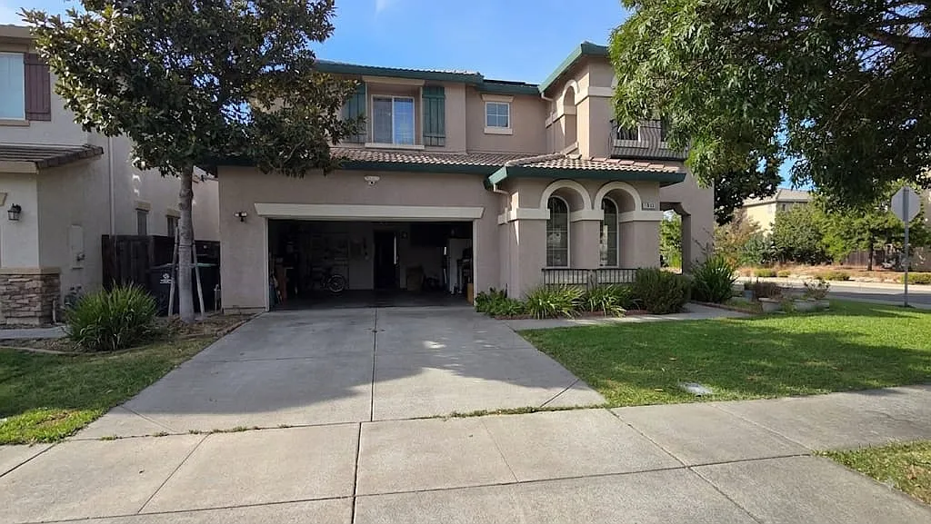 3 bed, 2.5 bath, 2242 sqft, $3,800 — Photo 1