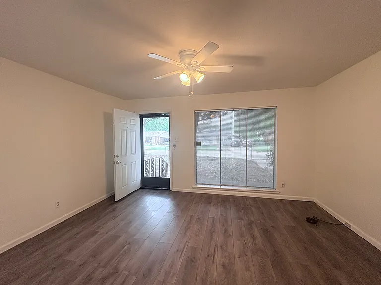 1004 Powell Rd — Photo 3