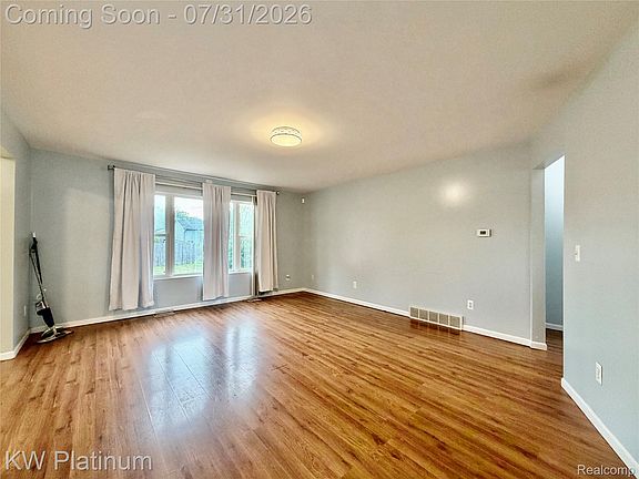3rd image of 1918 Roselawn Ct