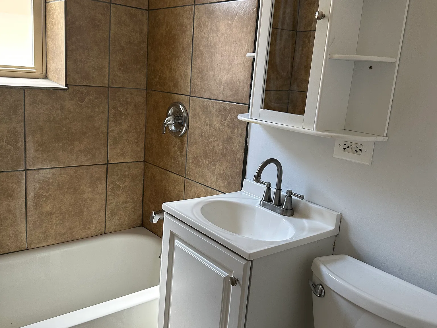 1 bed, 800 sqft, $1,600 — Photo 4