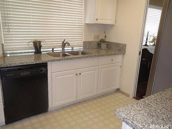 3rd image of 416 Greenview Ct