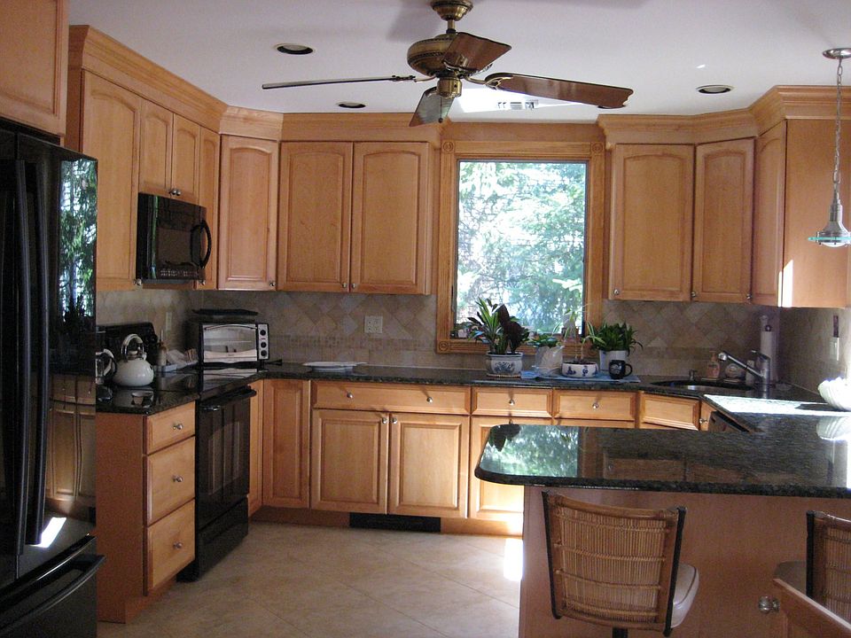 Brand new kitchen w/ custom cabinets and granite