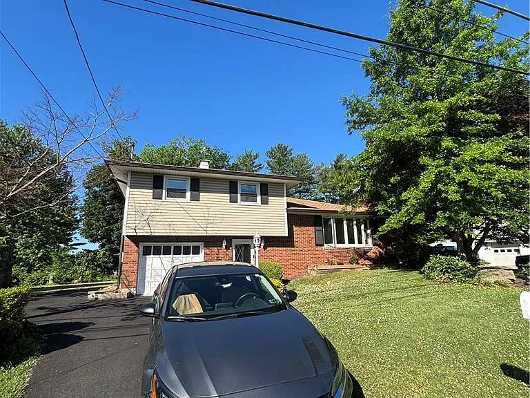 3200 Highland Dr — Photo 2