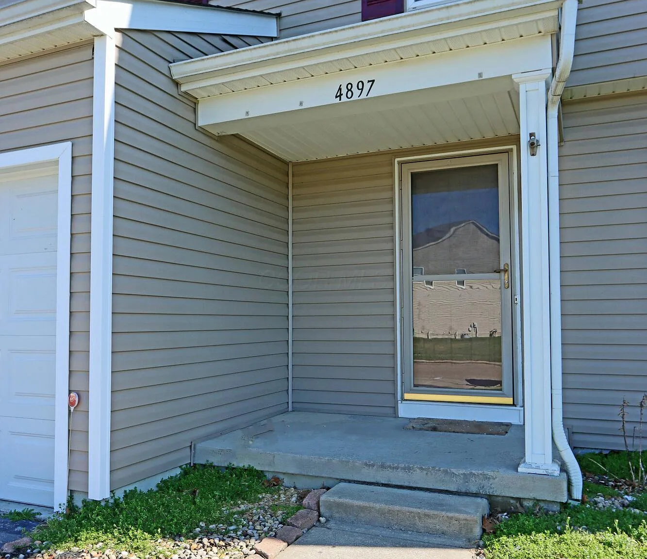 4 bed, 2.5 bath, 1730 sqft, $2,500 — Photo 2