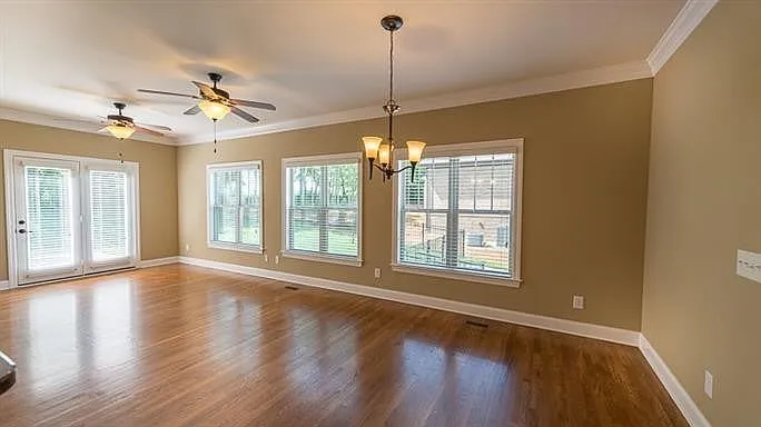 1381 Round Hill Ln — Photo 5