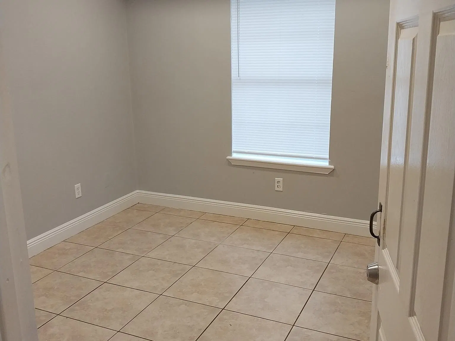4 bed, 1596 sqft, $1,900 — Photo 4