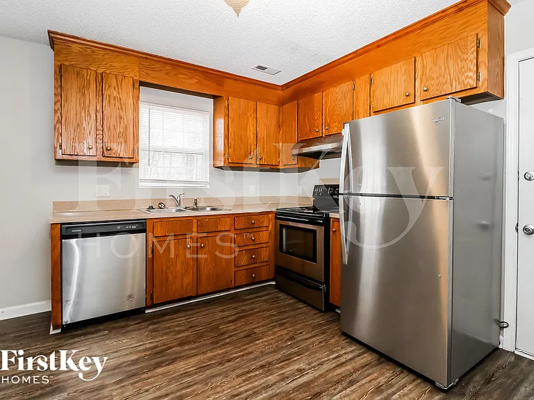 110 Stillwell St — Photo 6