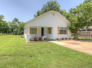 607 E 6th St, Claremore, OK 74017
