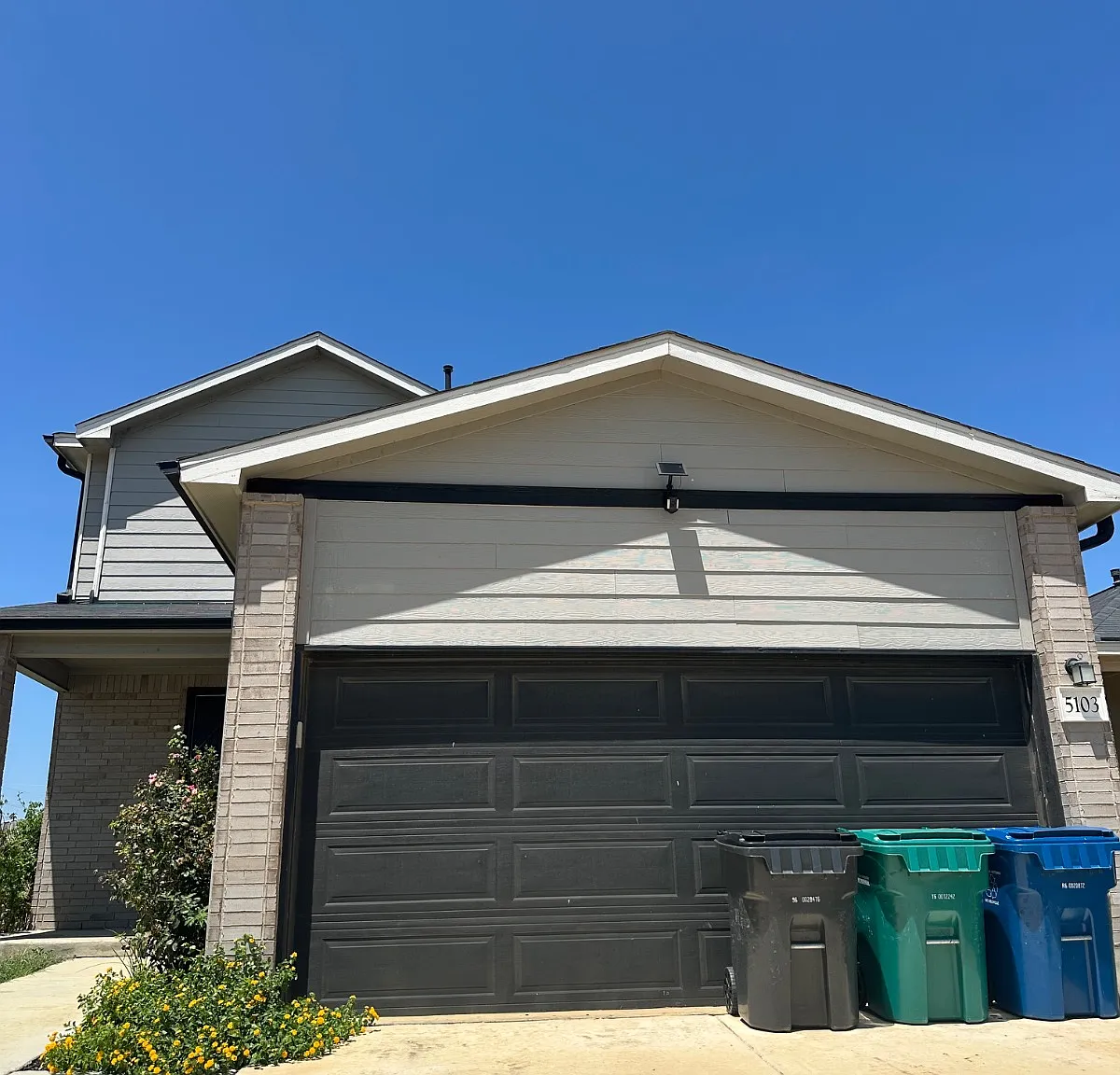 4 bed, 2.5 bath, 2578 sqft, $2,400 — Photo 1