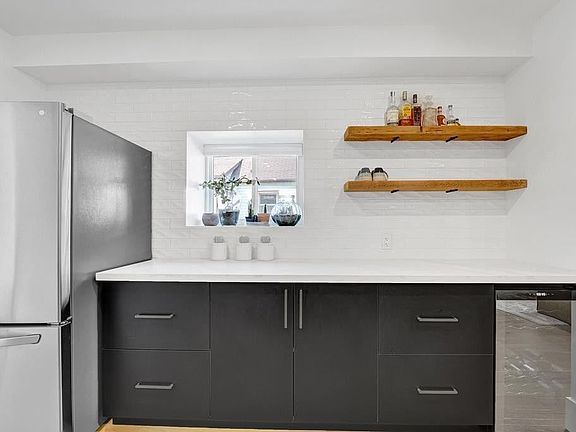 2nd image of 44 Margaret St