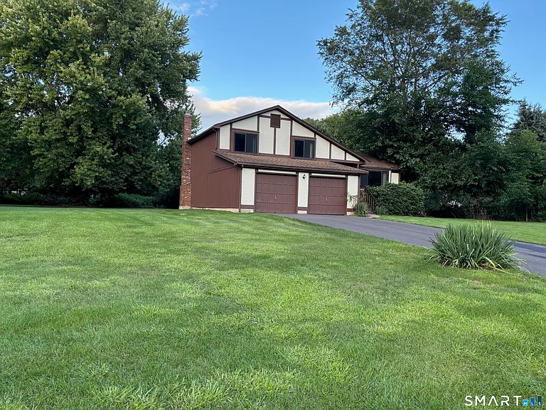 33 Lochview Dr — Photo 2