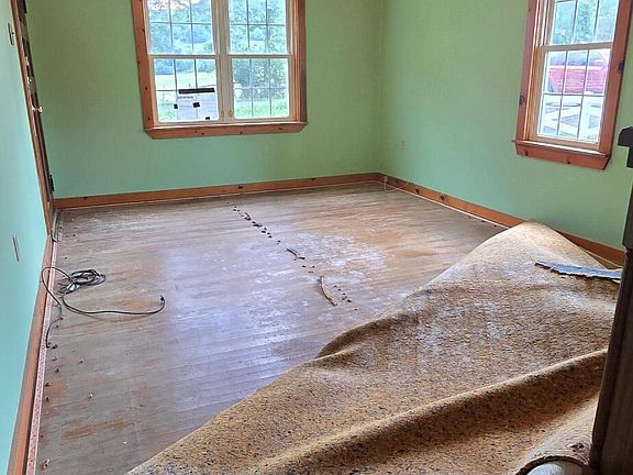 2nd image of 1160 Knobs Rd
