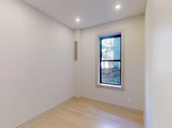 1031 Lorimer Street image 9 of 16