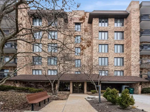 3900 Mission Hills Rd APT 305, Northbrook, IL 60062