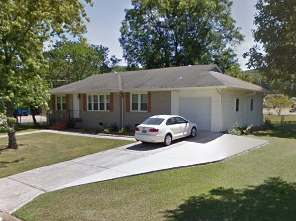 824 Chambers Dr NE