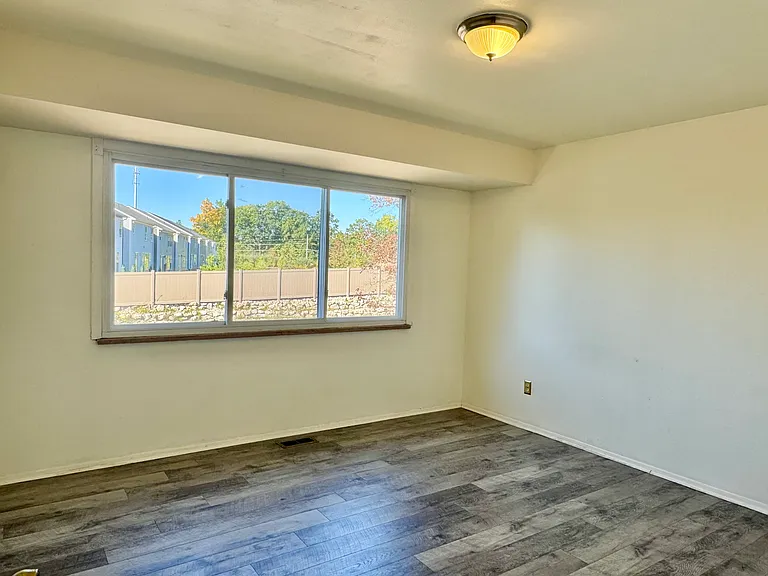 852 N Main St — Photo 11
