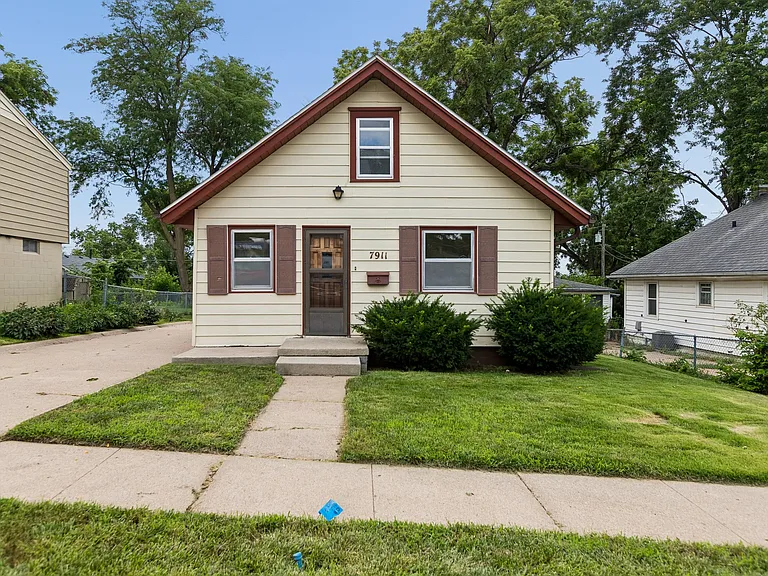 7911 Maywood St — Photo 2