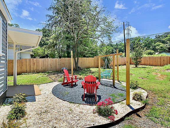 Fenced Yard and Firepit, Swing and Adirondacks!