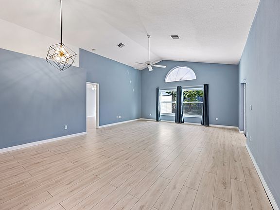 4th image of 1915 Worchester Way
