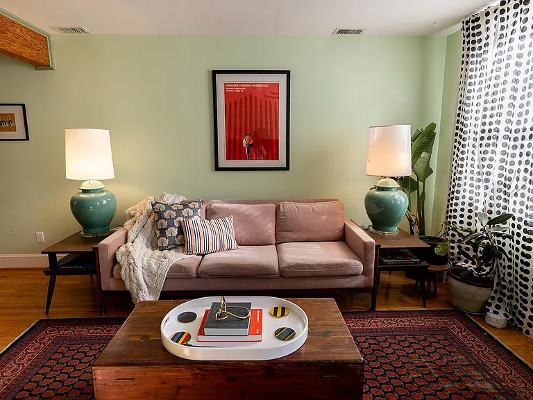 _____ Welcome to our cozy living room with a large TV, comfy armchairs for you and friends to unwind. A turntable and vinyl collection for music lovers, and a stylish bar for crafting drinks. The ultimate place to relax and make memories. ____