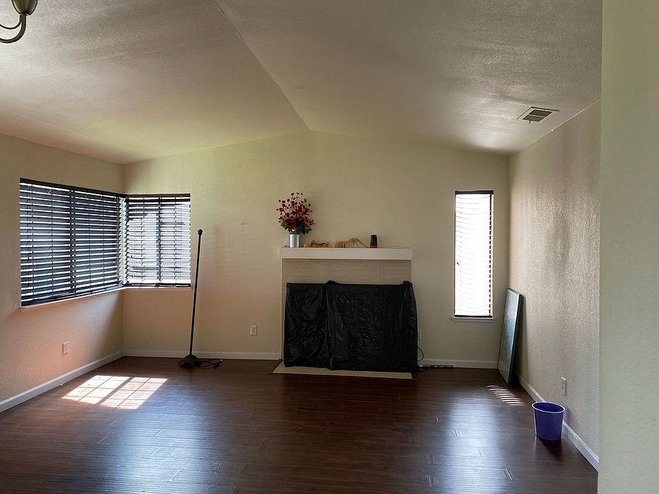 2nd image of 64 Desert Wood Ct