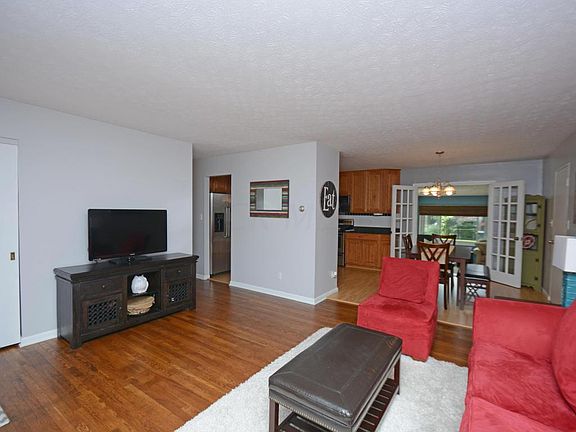 3rd image of 497 E Walnut St