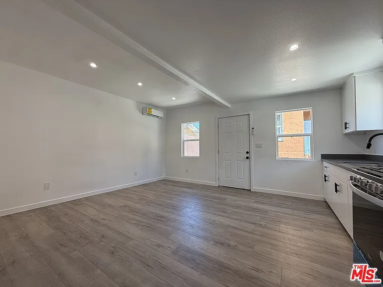 1111 Orizaba Ave #E — Photo 5