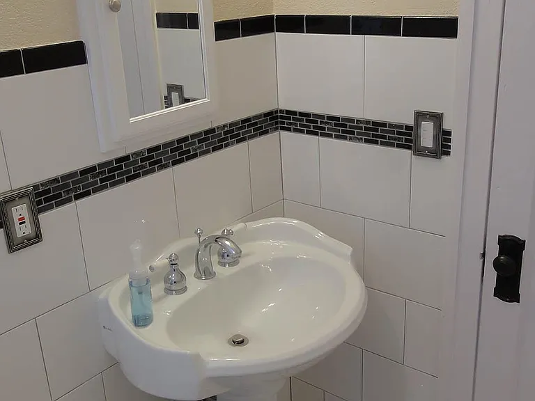 324 Moffett Ct N — Photo 12