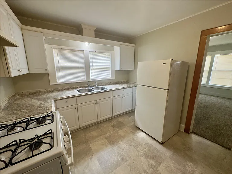 306 E Bowie St — Photo 14